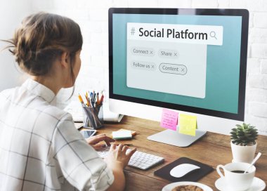 bilgisayar ile çalışan kadın