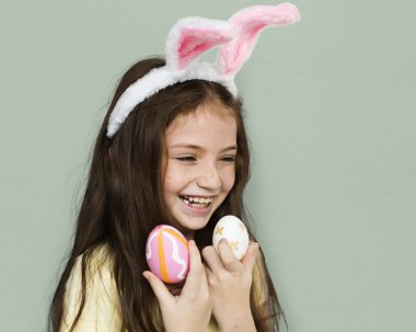 Paskalya yumurtaları ile güzel kız