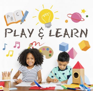 Küçük çocuklar masada çizim 