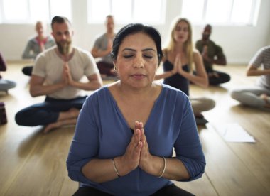 yoga yapan insanlar çeşitlilik egzersizleri