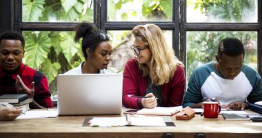 çok ırklı öğrenciler beyin fırtınası