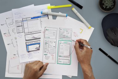 masada çalışan yaratıcı tasarımcı