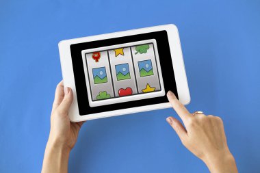 kişi holding dijital tablet