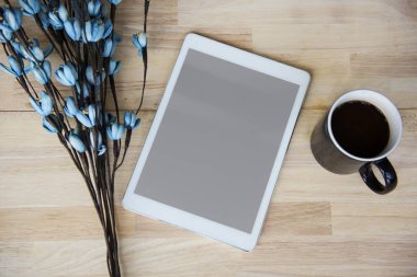 çiçekli masada dijital tablet