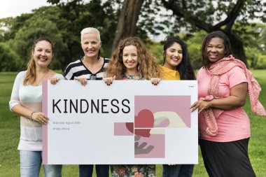 afiş tutarak beş gülümseyen kadın 