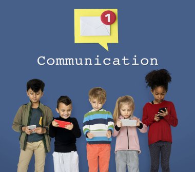 Çocuk akıllı telefonlar kullanarak