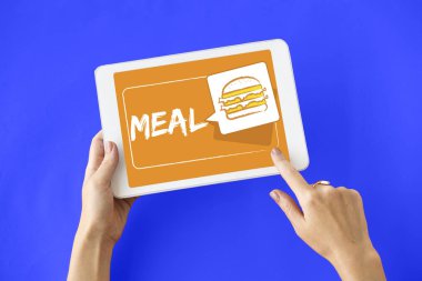 kişi holding dijital tablet