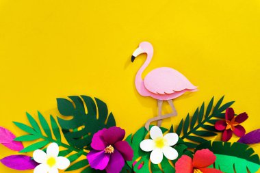 çiçekler ve origami pembe flamingo