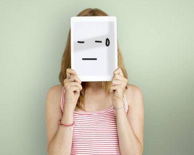 Dijital tablet kapsayan yüz tutan kadın