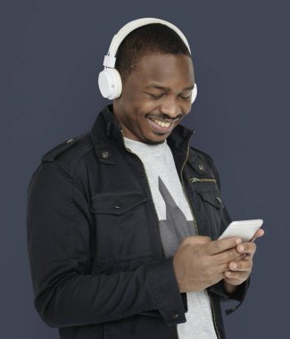 Adam müzik dinlerken kulaklık