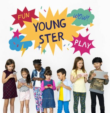 teknoloji cihazlar ile çok ırklı çocuklar