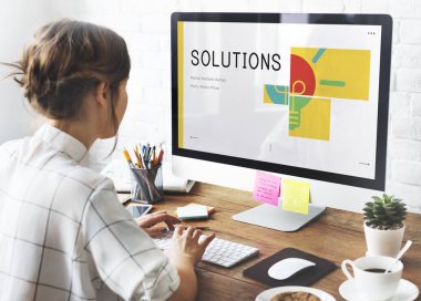 bilgisayar ile çalışan kadın