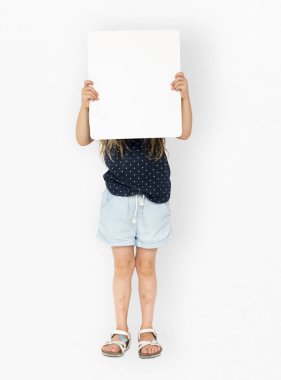 boş afişini suratla kapsayan çocuk