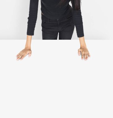 Ellerini masanın üzerine koyarak kadın 