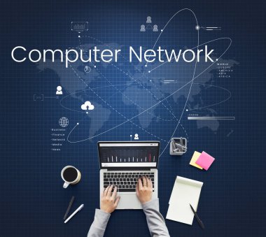 Laptop klavyesinde yazan kişi