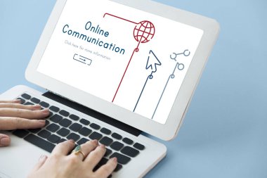 Dizüstü bilgisayarda yazan kadın klavyesi