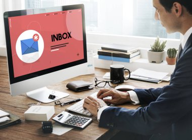 bilgisayarla çalışma iş adamı