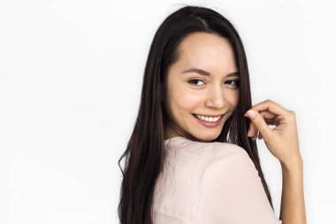 stüdyoda gülümseyen Asyalı kadın