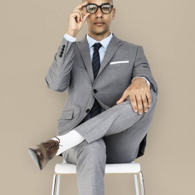 Sandalyede oturan iş adamı