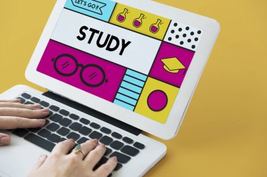 Dizüstü bilgisayarda yazan kadın klavyesi