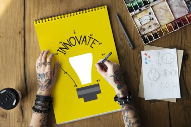 Dövmeli kişi Not Defteri'nde çizim 