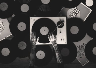 eller, vinil kayıtları ve taşınabilir oyuncu