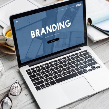 ahşap masa üstünde açılan laptop 