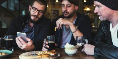 cep telefonu kullaranarak erkekler