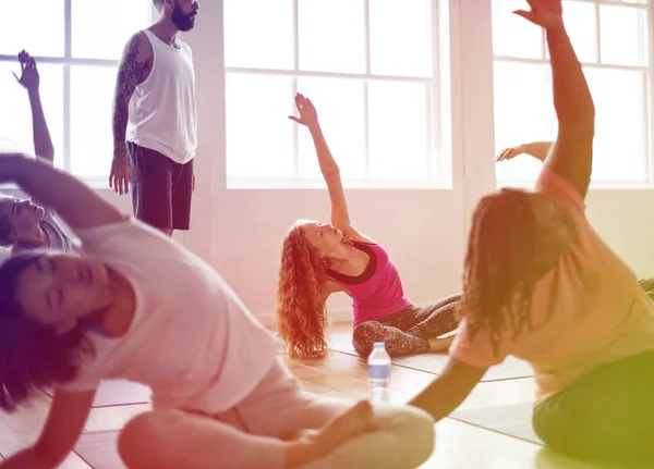 Yoga yapan insanlar çeşitlilik egzersizleri — Stok fotoğraf