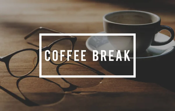 Ceașcă de cafea și ochelari — Fotografie, imagine de stoc