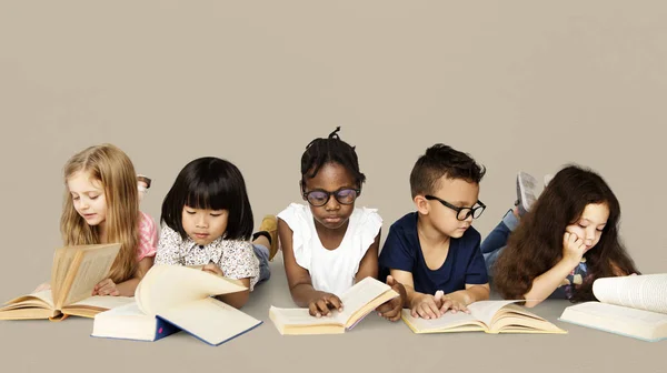 Niños leyendo libros — Foto de Stock