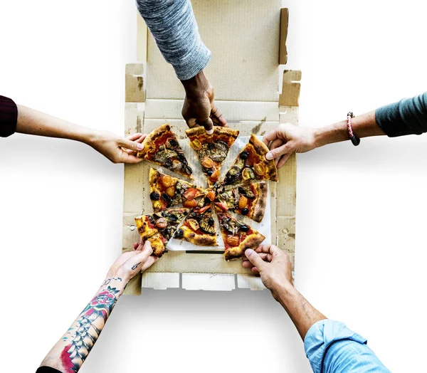 Χέρια που κρατούν κομμάτια πίτσας — Φωτογραφία Αρχείου