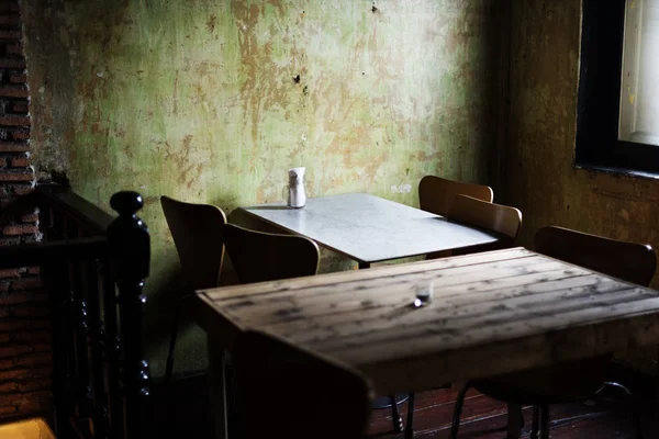 Mesas de comedor en restaurante vacío — Foto de Stock
