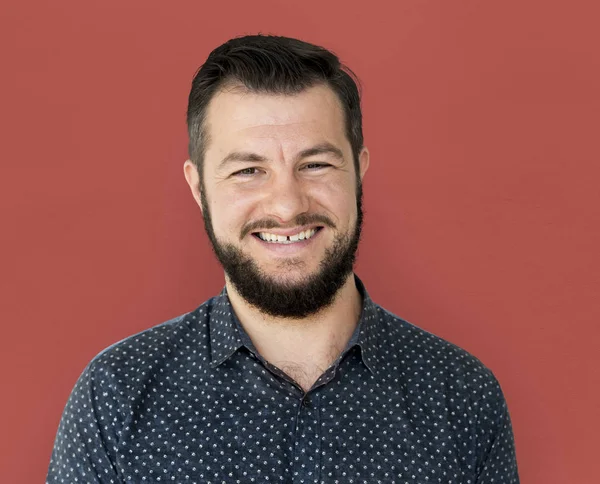 Homem de pé e sorrindo — Fotografia de Stock