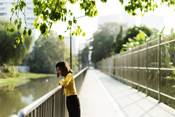 Mulher em pé na ponte — Fotografia de Stock