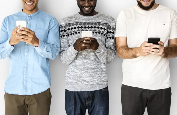 Tre män som använder mobiltelefoner — Stockfoto