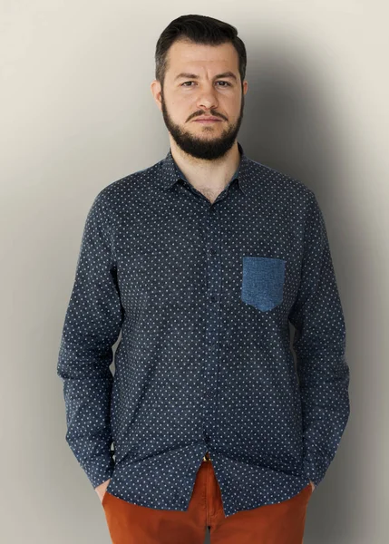 Skäggig man i casual kläder — Stockfoto