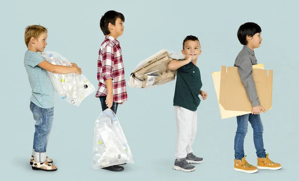 Crianças transportam lixo de reciclagem — Fotografia de Stock