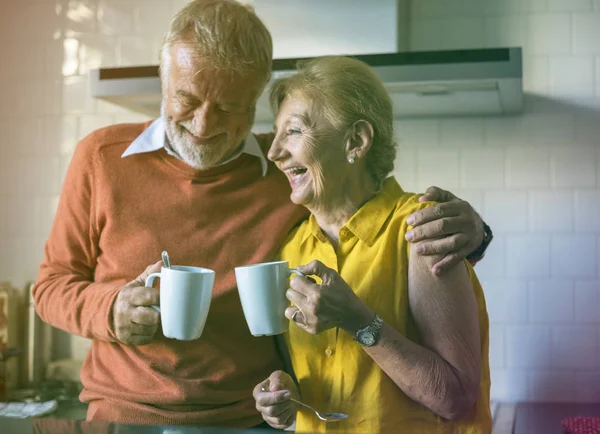 Senior couple drinking tea — Stock Photo, Image