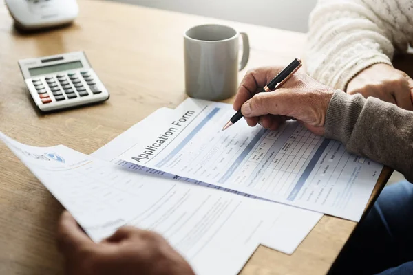 Senior paar vullen aanvraagformulier — Stockfoto