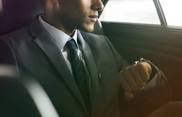 Empresário sentado dentro do carro — Fotografia de Stock