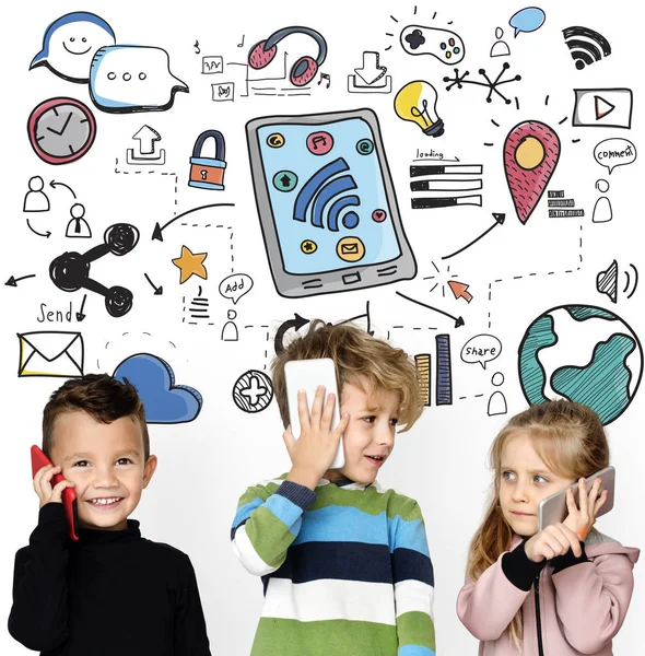 Niños usando teléfonos inteligentes —  Fotos de Stock