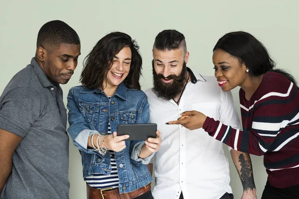 Amigos usando dispositivo de tecnología — Foto de Stock