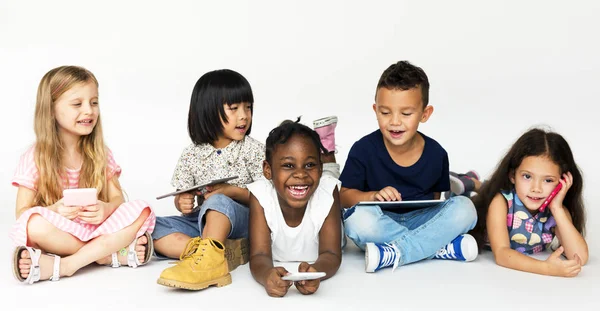 Çocuklar dijital cihazlar kullanarak — Stok fotoğraf