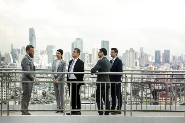 Parceiros de negócios falando no telhado — Fotografia de Stock