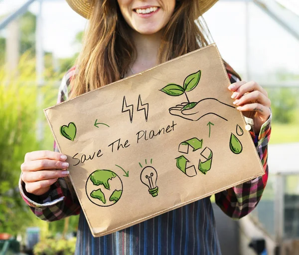 Mujer sosteniendo pancarta en invernadero —  Fotos de Stock