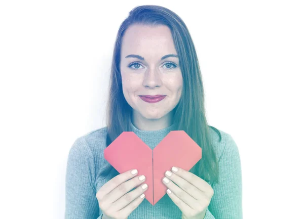 Señora sosteniendo corazón de papel — Foto de Stock