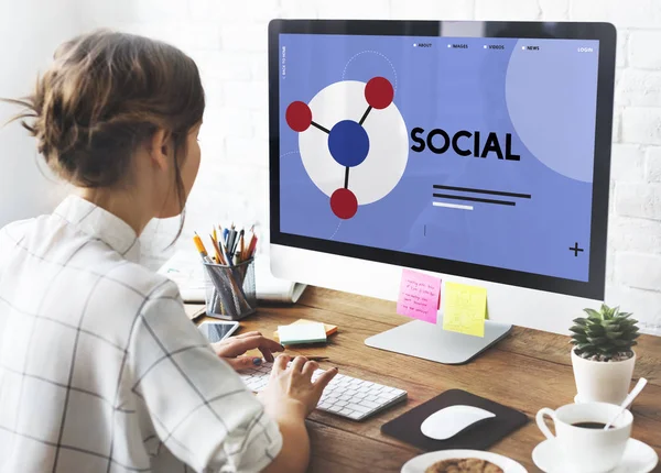 Woman working with computer — Stock Photo, Image