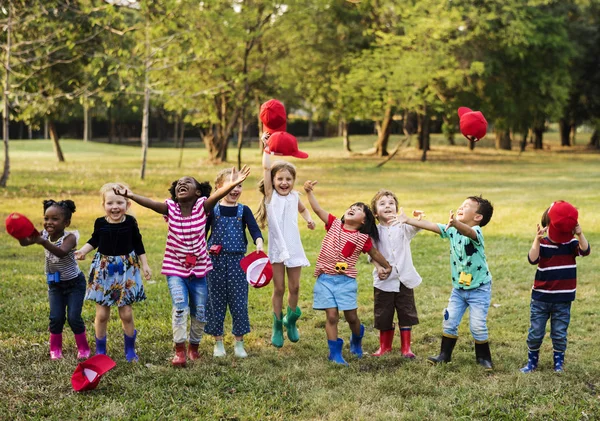 Kinderen spelen op het veld — Stockfoto
