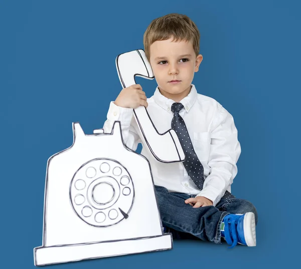 Niño con teléfono de papel — Foto de Stock